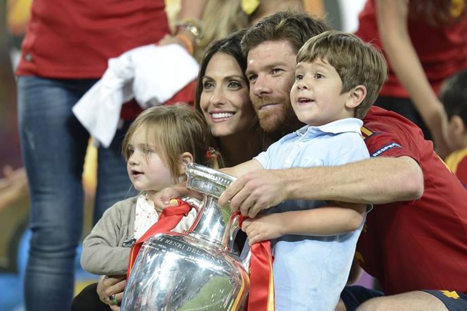 Xabi Alonso festeggia con la famiglia il trionfo all’Europeo 2012. Afp